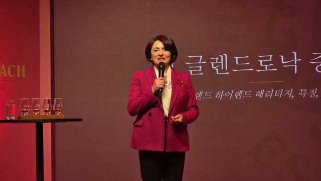 더 글렌드로낙의 마스터 블렌더 레이첼 배리가 더 글렌드로낙 울트라 프리미엄 라인업 출시 기념 프리뷰 행사에서 발표하고 있다 사진김현아 기자