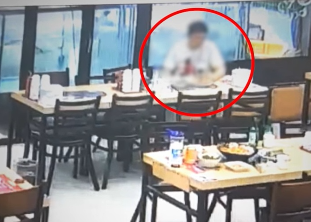 서울의 한 식당에서 내부 구조를 살펴보는 절도범 모습 사진대한민국 경찰청 유튜브 캡처