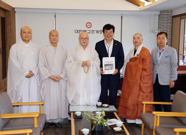 장흥군은 3일 대한불교조계종 총무원을 방문해 총무원장 진우 큰스님과 관계자들을 만나 보림사의 중장기적인 발전 방향에 대해 의견을 나눴다사진장흥군