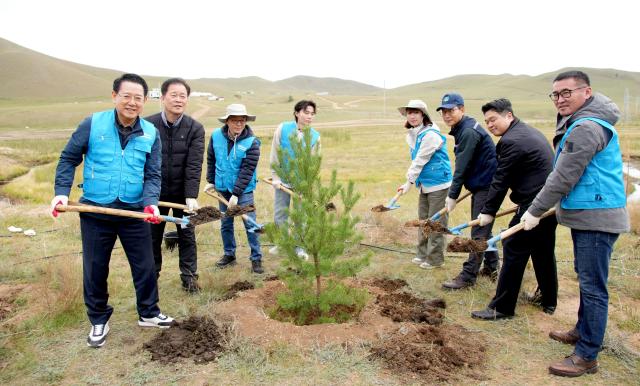 전라남도는 지난 7일까지 3박 4일간의 몽골 공식 방문을 통해 다양한 분야에서 협력 기반을 마련했다고 밝혔다 김영록 전라남도지사가 4일 울란바토르 테를지 국립공원 내 한-몽 그린벨트 사업지구에서 몽골 산림청과 함께 기후위기 대응 사막화 방지를 위한 우호의 숲 나무심기 행사를 하고 있는 모습사진전남도