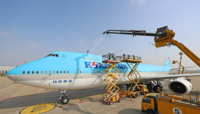 인천국제공항 대한항공 정비 격납고에서 관계자들이 B747-8i 항공기 동체를 세척하고 있다 사진연합뉴스