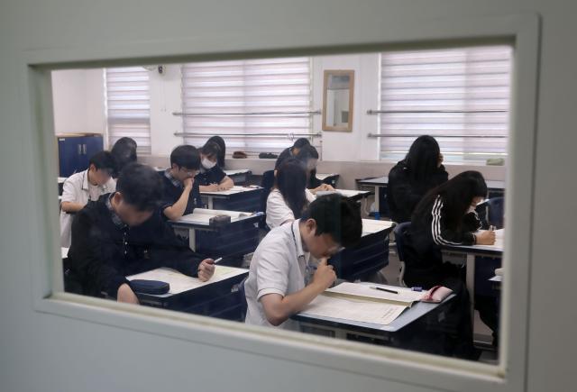 韩国高考复读生潮涌 创22年来新高