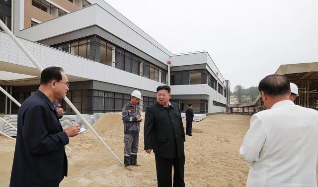 김정은 북한 국무위원장이 8일 구성시병원건설사업을 현지에서 지도했다고 조선중앙통신이 9일 보도했다 사진연합뉴스