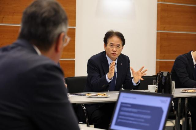이동환 고양시장이 지난 5일 독일도시협의회에서 고양시의 강점을 설명하고 독일 기업과 협력의지를 설명하고 있다 사진고양시