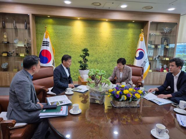 전춘성 진안군수왼쪽 두 번째가 송미령 농림축산식품부 장관에서 지역현안을 설명하고 있다사진진안군