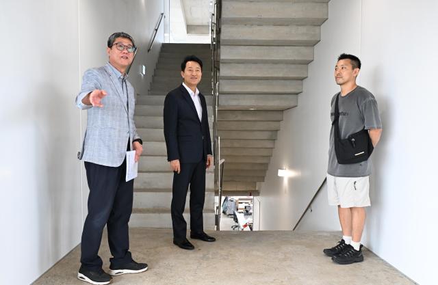 오세훈 서울시장이 8일 주푸하하건축사사무소 한양규 대표와 제43회 서울시 건축상 대상에 선정된 성동구 ‘코어해체시스템’을 둘러보고 있다 사진서울시