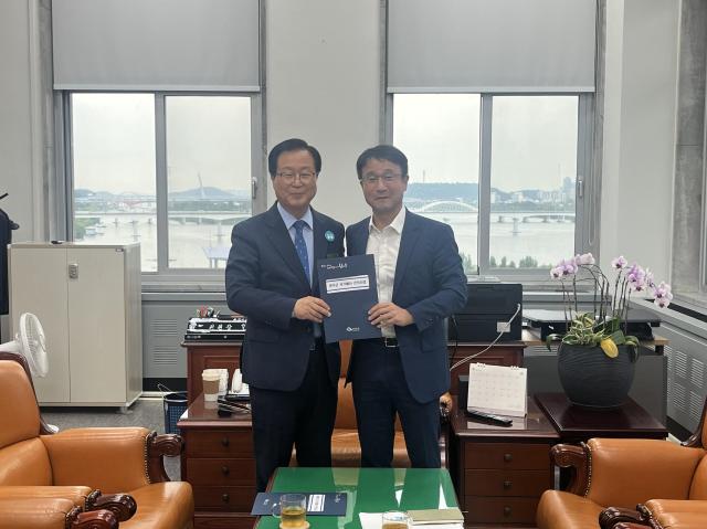 유희태 완주군수왼쪽가 한병도 국회 예산결산특별위원장에게 현안사업을 설명하고 국비지원을 건의했다사진완주군