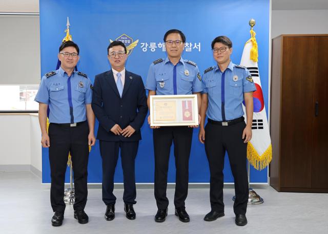 박홍식 강릉해양경찰서장오른쪽 두번째이 지난 9월 5일 개최된 2025년 자랑스러운 인물 대상 시상식에서 대민치안봉사 부문 대상을 수상하고 있다 사진강릉 해경