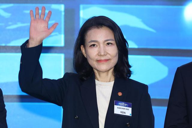 이진숙 방송통신위원장이 3일 서울 영등포구 페어몬트 앰배서더 서울에서 열린 제62회 방송의 날 기념식에서 참석자들에게 인사하고 있다 사진연합뉴스