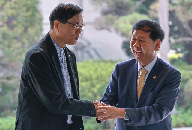 이창용 한국은행 총재가 지난달 7일 서울 중구 한국은행에서 구윤철 경제부총리 겸 기획재정부 장관을 접견하고 있다 연합뉴스