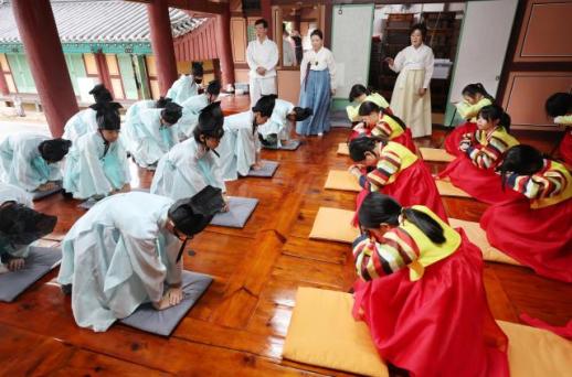 PHOTOS: Learning traditional etiquette