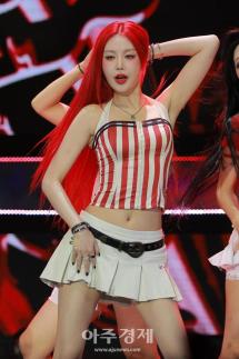 [포토] 더쇼 무대오른 수진