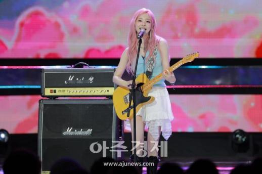 [포토] 더쇼 무대오른 쥬니엘