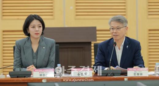 [포토] 미성년 연예인 소득보장법 공청회 개회사 하는 민형배 의원