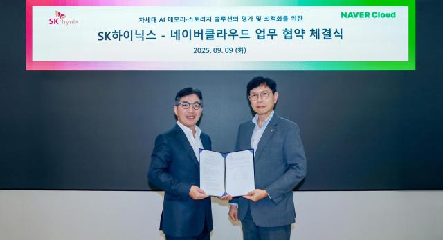 SK하이닉스 안현 개발총괄 사장왼쪽과 네이버클라우드 김유원 대표이사 사장이 MOU 체결 사진SK하이닉스