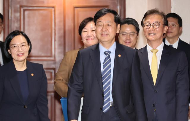 구윤철 부총리 겸 기획재정부 장관이 10일 서울 종로구 정부서울청사에서 열린 성장전략TF 겸 산업경쟁력강화 관계장관회의에 한성숙 중소벤처기업부 장관 송미령 농림축산식품부 장관 전재수 해양수산부 장관 등과 함께 참석하고 있다사진연합뉴스