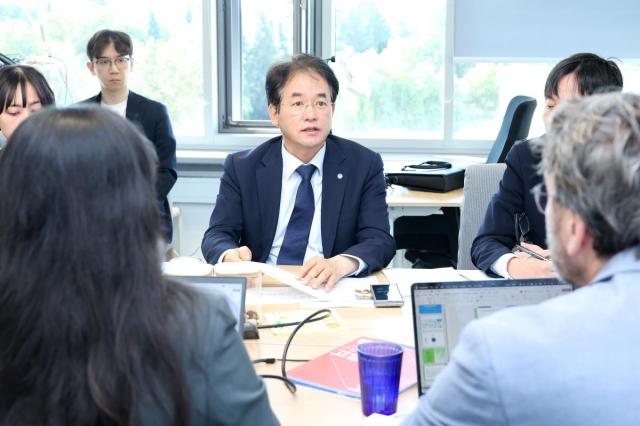 이동환 고양특례시장이 지난 8일현지시간 드레스덴에 위치한 바이오 연구기업 ‘리포타입’을 방문해 인사말을 하고 있다 사진고양시