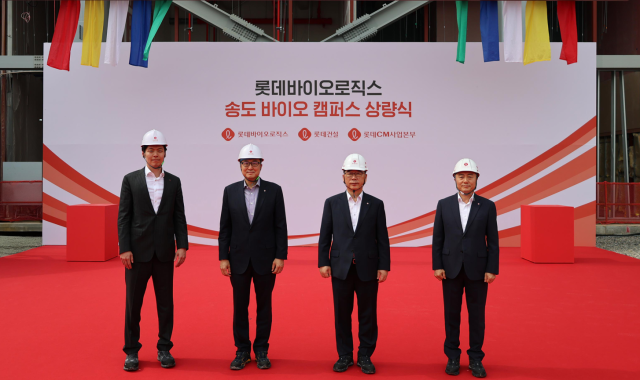 왼쪽부터 신유열 롯데바이오로직스 글로벌전략실장 겸 롯데지주 미래성장실장 박제임스 롯데바이오로직스 대표이사가 지난 9일 열린 롯데바이오로직스 송도 바이오 캠퍼스 제1공장 상량식에서 기념사진을 촬영하고 있다사진롯데바이오로직스
