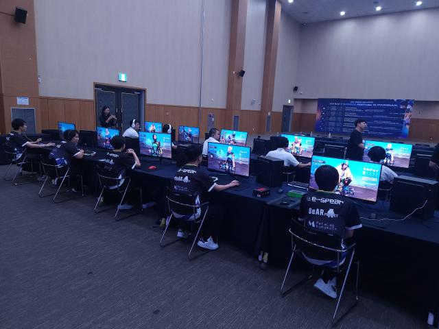 지난해 개최한 이스포츠 친선 교류전에 참가한 일본 구마모토현 치하라다이고등학교 학생들의 모습사진충남도