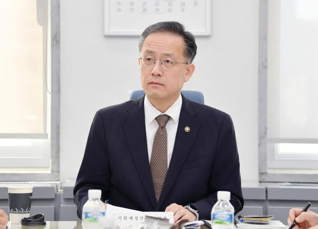 이형일 기획재정부 1차관이 10일 오전 서울 영등포구 국회의사당에서 2025년 9월 일자리 전담반 회의를 주재하고 있다 사진연합뉴스