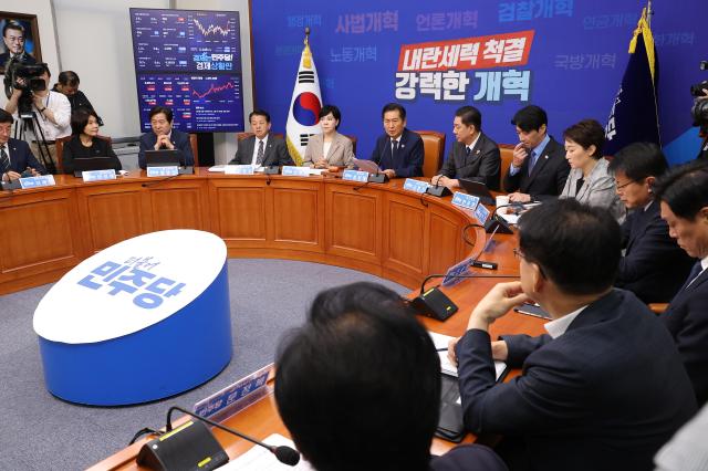 더불어민주당 정청래 대표가 10일 서울 여의도 국회에서 열린 최고위원회의에서 발언하고 있다사진연합뉴스