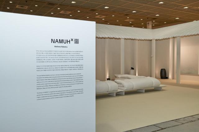 SK인텔릭스의 웰니스 로보틱스 브랜드 나무엑스NAMUHX는 지난 3일부터 6일까지 서울 삼성동 코엑스에서 열린 프리즈 서울 2025Frieze Seoul 2025에 참가해 우리나라 대표 현대미술 작가인 최영욱과 협업 전시를 진행했다고 10일 밝혔다 사진SK인텔릭스