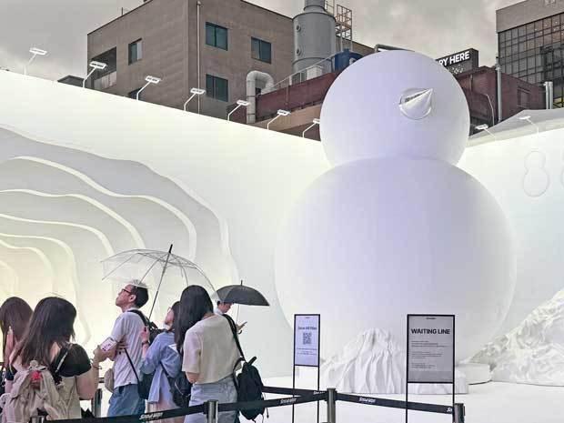 성수동 팝업 행사장 입구에 설치된 대형 눈사람 조형물이 지나가는 시민들의 눈길을 끌고 있다  1일 서울 사진NNA