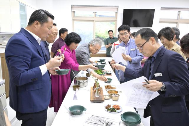 최영일 순창군수맨 왼쪽를 비롯한 순창군 관계자들이 읍·면 1메뉴 시식·평가회를 진행하고 있다사진순창군