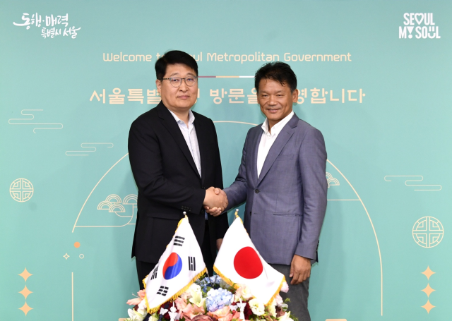 지난 9일 김태균 서울시 행정1부시장왼과 미야사카 마나부 도쿄도 부지사가 기념촬영을 하고 있다 사진서울시