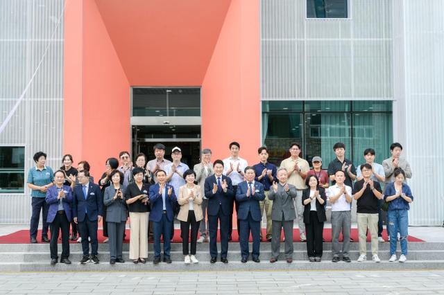 순천시는 지난 10일 글로벌 웹툰 허브센터에서 입주기업 대표 지역 대학 교수 및 학생 원도심 건축주 대표 등 50여 명이 참석한 가운데 원도심 애니메이션·웹툰 클러스터 입주기업 환영 행사를 개최했다 사진순천시