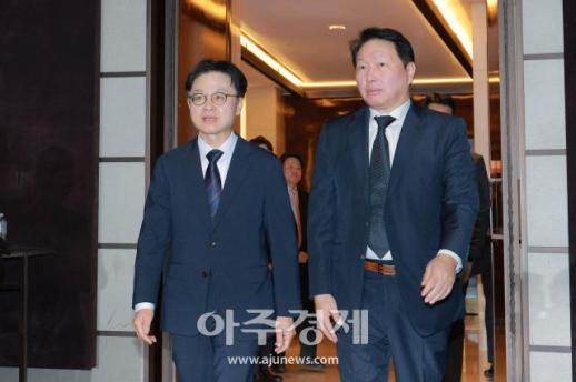 [포토] 제조 인공지능 전환(AX) 얼라이언스 출범식 참석하는 김정관 장관·최태원 회장