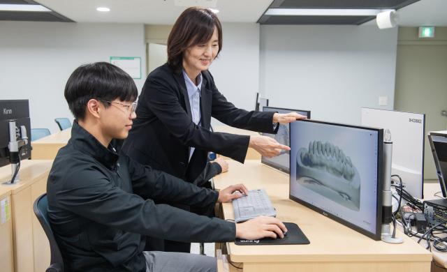 글로컬치과기공기술사관육성사업단이 특성화고 학생과 재학생들을 대상으로 ‘3D프린터운용기능사’ 교육을 진행하고 있다 사진대구보건대학교