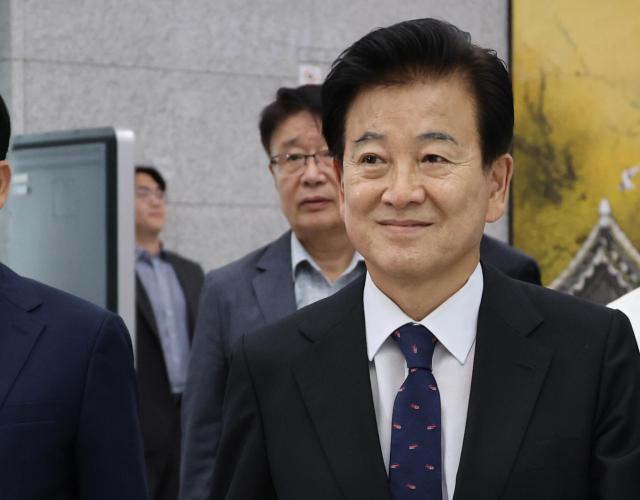 정동영 통일부 장관이 10일 공직선거법 위반 항소심 선고 공판에 참석하기 위해 전주지법 법정으로 향하고 있다 사진연합뉴스