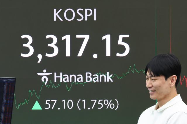코스피가 장중 사상 최고점인 3316082021년 6월 25일을 넘어선 10일 서울 중구 하나은행 본점 딜링룸 현황판에 코스피가 표시돼 있다 사진연합뉴스