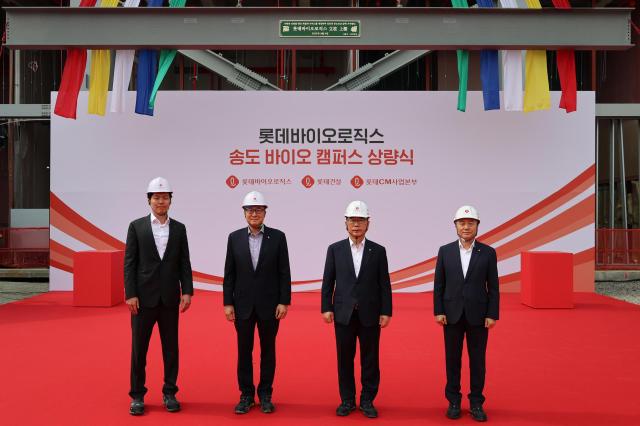 왼쪽부터신유열 롯데바이오로직스 글로벌전략실장 겸 롯데지주 미래성장실장 박제임스 롯데바이오로직스 대표이사 박현철 롯데건설 대표이사 부회장 김진 롯데건설 CM사업본부 대표가 9일 롯데바이오로직스 송도 바이오 캠퍼스 제1공장 상량식에서 기념사진을 촬영하고 있다 사진롯데바이오로직스