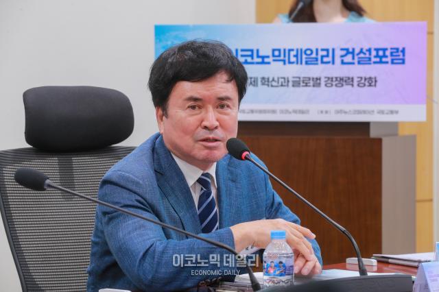 10일 오후 서울 여의도 국회에서 건설 산업 규제 혁신과 글로벌 경쟁력 강화라는 주제로 열린 2025 이코노믹데일리 건설포럼에서 곽영길 아주미디어그룹 회장이 격려사사를 하고 있다남궁진웅 기자 timeidajunewscom