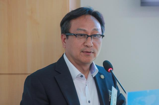 10일 오후 서울 여의도 국회에서 건설 산업 규제 혁신과 글로벌 경쟁력 강화라는 주제로 열린 2025 이코노믹데일리 건설포럼에서 김인한 경희대학교 건축학과 교수가 BIM DfMA 기반 스마트 건설 혁신과 규제 개선 방향이라는 주제로 발표하고 있다남궁진웅 기자 timeidajunewscom