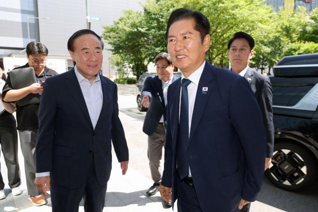 더불어민주당 정청래 대표가 10일 경기 평택 삼성전자 평택캠퍼스에 방문 전영현 삼성전자 DS 부문장의 안내를 받고 있다사진연합뉴스