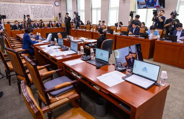 지난 5일 국회에서 열린 법제사법위원회 법안심사1소위원회에서 열린 검찰개혁 입법 청문회가 국민의힘 의원들이 관봉권 띠지 유실 관련 출석한 증인과 공방을 벌이다 퇴장한 채 열리고 있다 사진연합뉴스