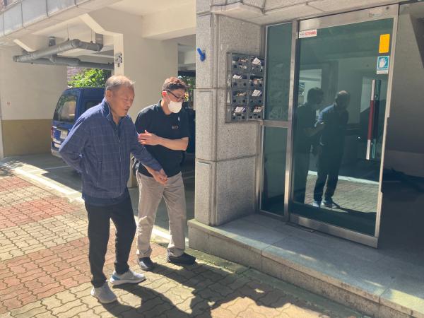 서재철씨54는 5일 투석을 마치고 병원 안심동행서비스 매니저의 부축을 받으며 귀가하고 있다 사진안수교 기자