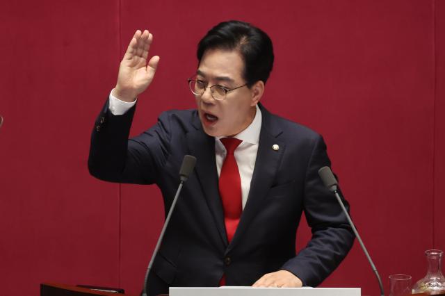 송언석 원내대표가 10일 서울 여의도 국회에서 열린 본회의에서 교섭단체 대표 연설을 하며 여당 의원들을 향해 목소리를 높이고 있다