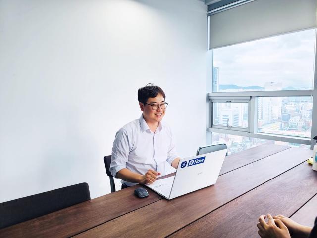 이학준 마드라스체크 대표가 인터뷰를 진행하고 있는 모습 사진마드라스체크