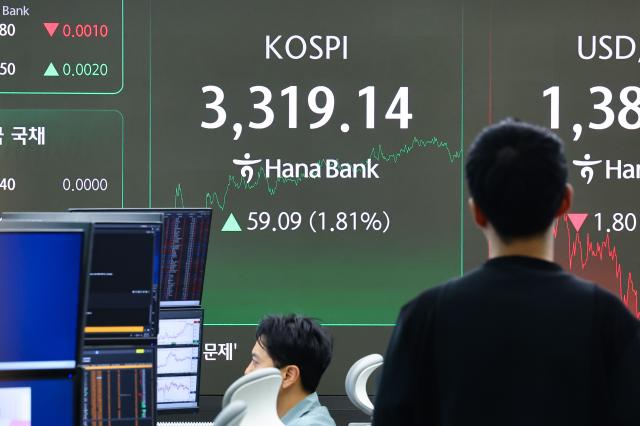 10일 오후 서울 중구 하나은행 본점 딜링룸 현황판에 코스피가 표시돼 있다 사진연합뉴스
