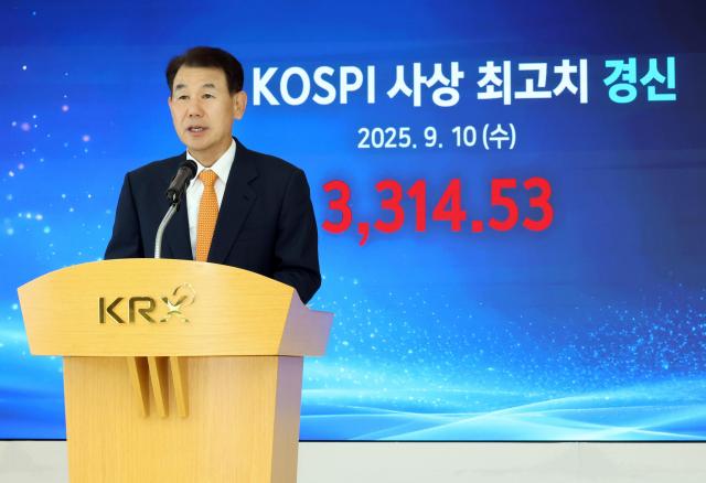 10일 정은보 한국거래소 이사장이 부산 한국거래소 본사에서 코스피지수 사상 최고치를 경신해 기념사를 하고 있다 사진한국거래소
