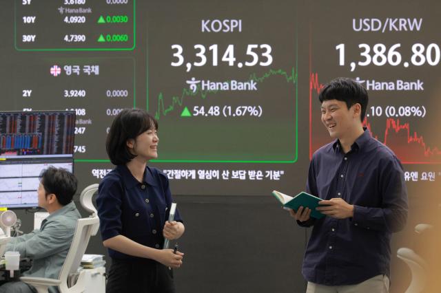 코스피가 10일 외국인과 기관의 쌍끌이 매수에 힘입어 장중 사상 최고치를 경신한 뒤 3310대 초반에서 거래를 마감했다 이날 코스피는 전장보다 5448포인트167 오른 331453으로 장을 종료했다 20250910사진유대길 기자 dbeorlf123ajunewscom