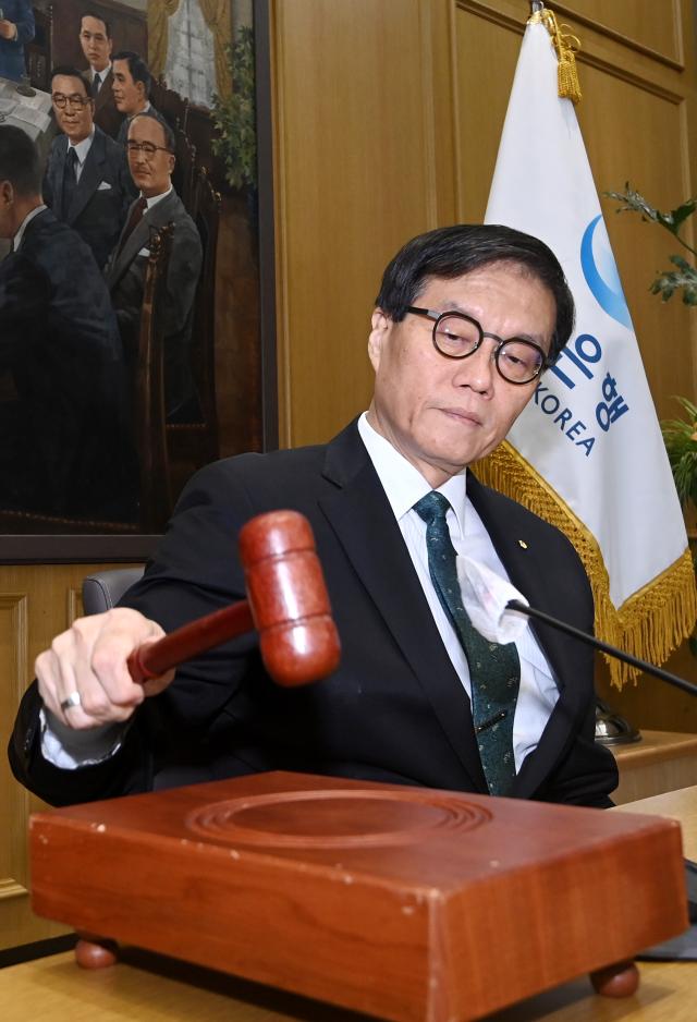 이창용 한국은행 총재가 지난 8월 28일 서울 중구 한국은행에서 열린 금융통화위원회에서 의사봉을 두드리고 있다 사진사진공동취재단