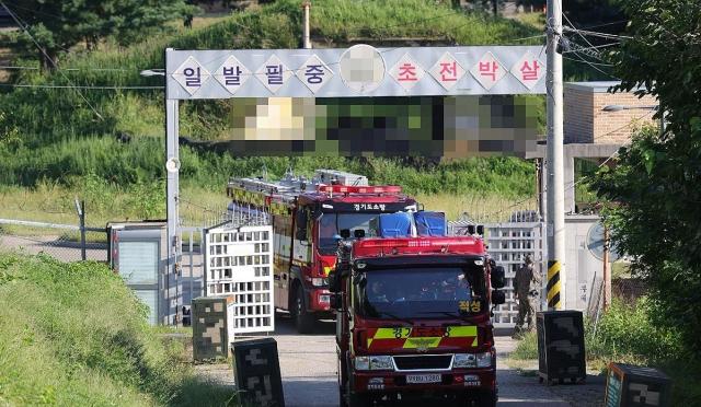 10일 오후 경기도 파주 육군 모 부대에서 훈련 중 폭발 사고가 일어나 소방차가 위병소를 통과하고 있다 사진연합뉴스