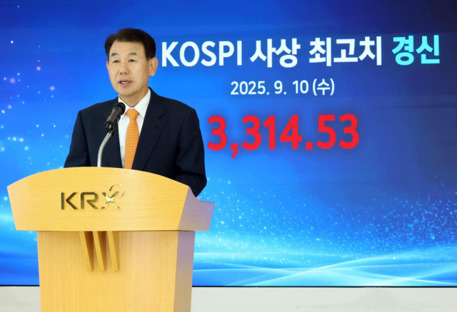 정은보 한국거래소 이사장이 코스피지수 사상최고치 경신 기념사를 거래소 부산 본부에서 하고있다 사진한국거래소