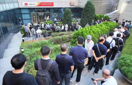 市民排队购买李在明就任总统百日纪念邮票