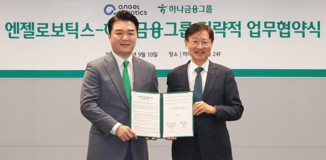 지난 10일 서울 중구 하나금융그룹 명동사옥에서 열린 업무협약식에서 이승열 하나금융 부회장오른쪽과 조남민 엔젤로보틱스 대표이사가 기념촬영을 하고 있는 모습 사진하나금융
